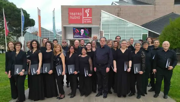 Coro croma col punto davanti all'ingresso del teatro